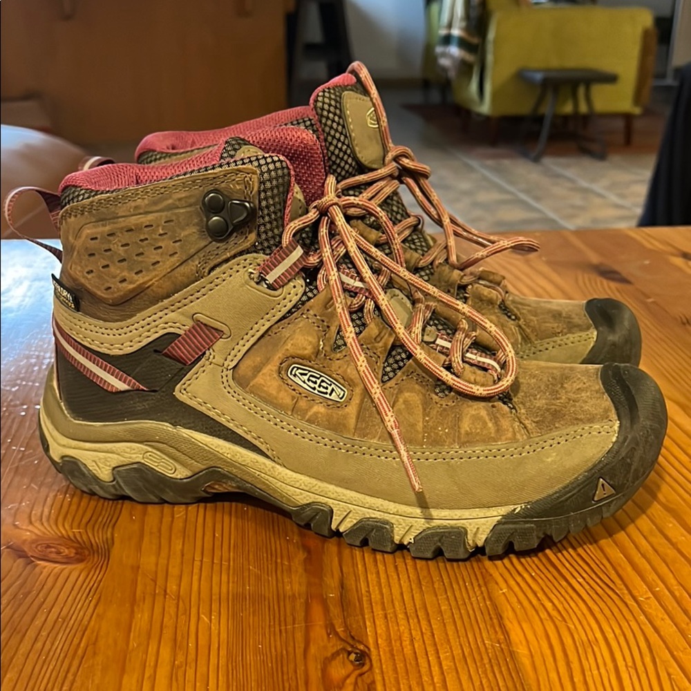 Keen Brown and Pink hiking boots 🥾 with High-Ankle Support